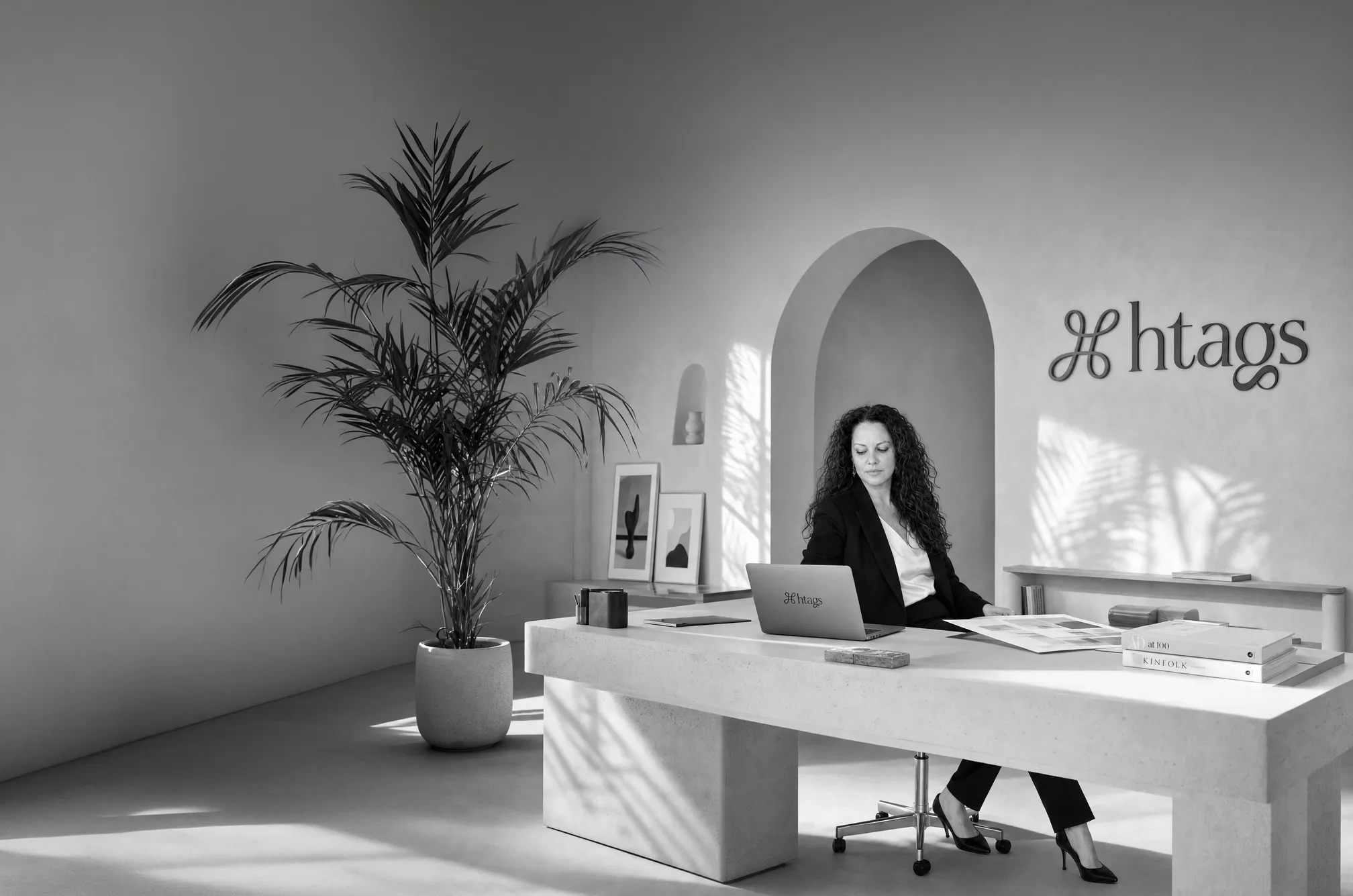 Suzanne Nivet Mignard dans les bureaux de l’agence HTAGS au Pays Basque