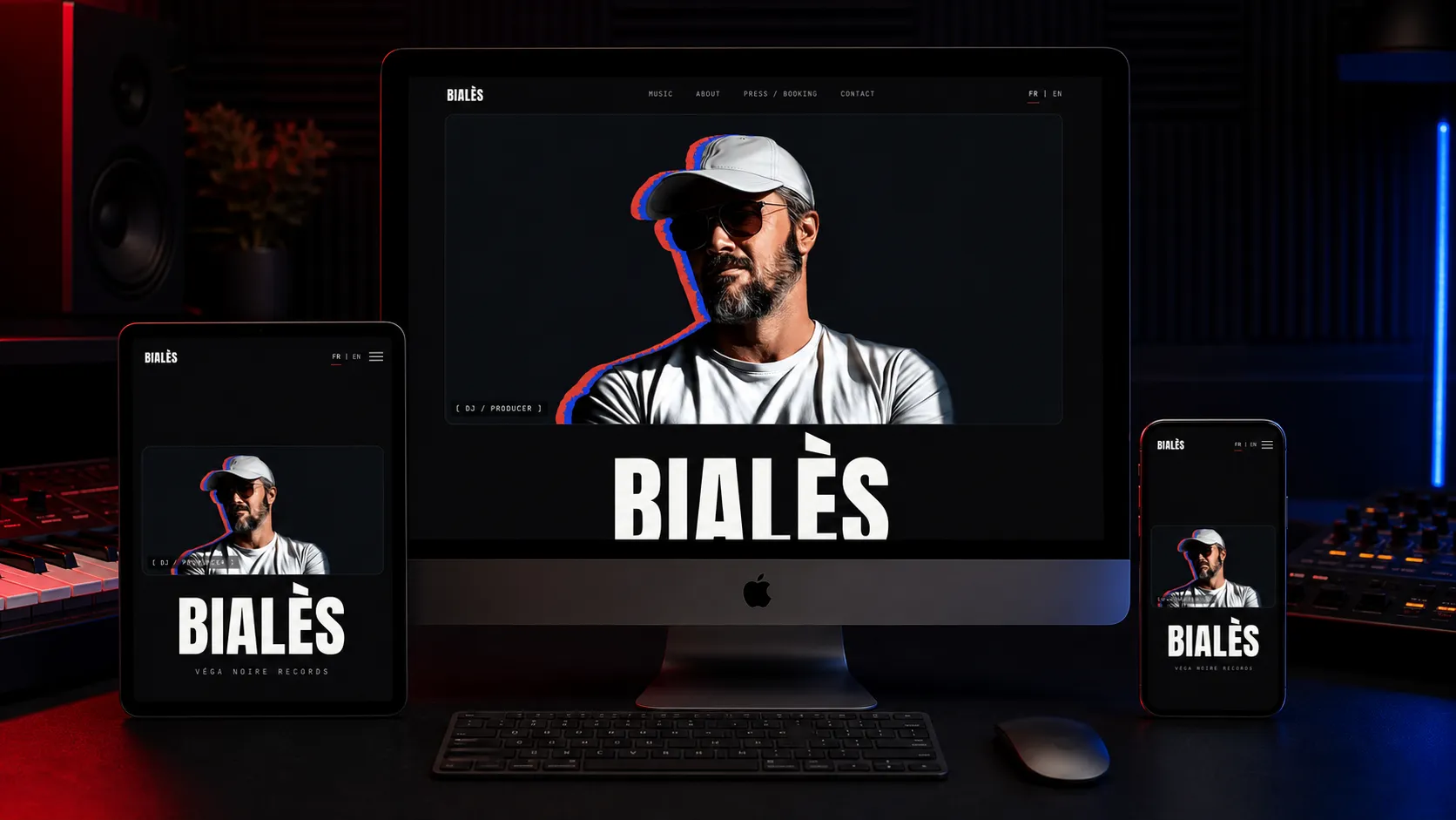 Site Bialès présenté sur ordinateur, tablette et mobile, portrait de l'artiste en écran d'accueil