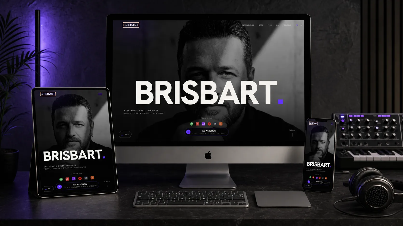 Site Brisbart présenté sur ordinateur, tablette et mobile, portrait noir et blanc du DJ-producteur en écran d'accueil