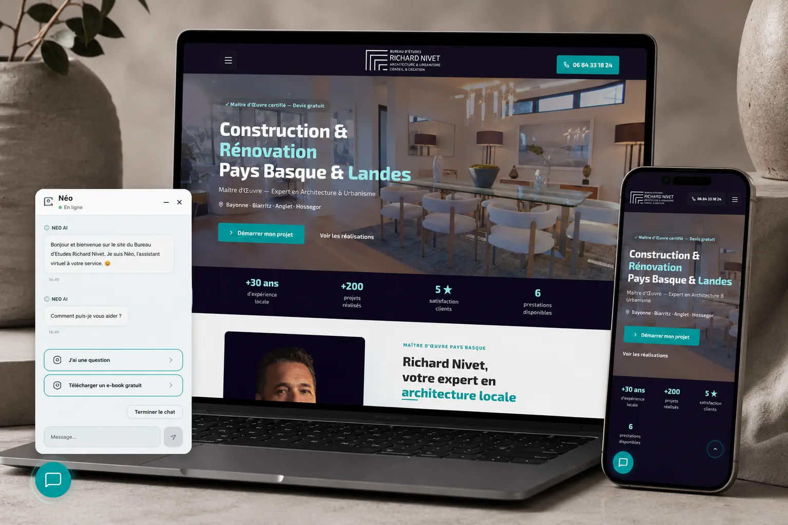Site du Bureau d'Études Richard Nivet sur ordinateur portable et mobile, avec chatbot d'accueil