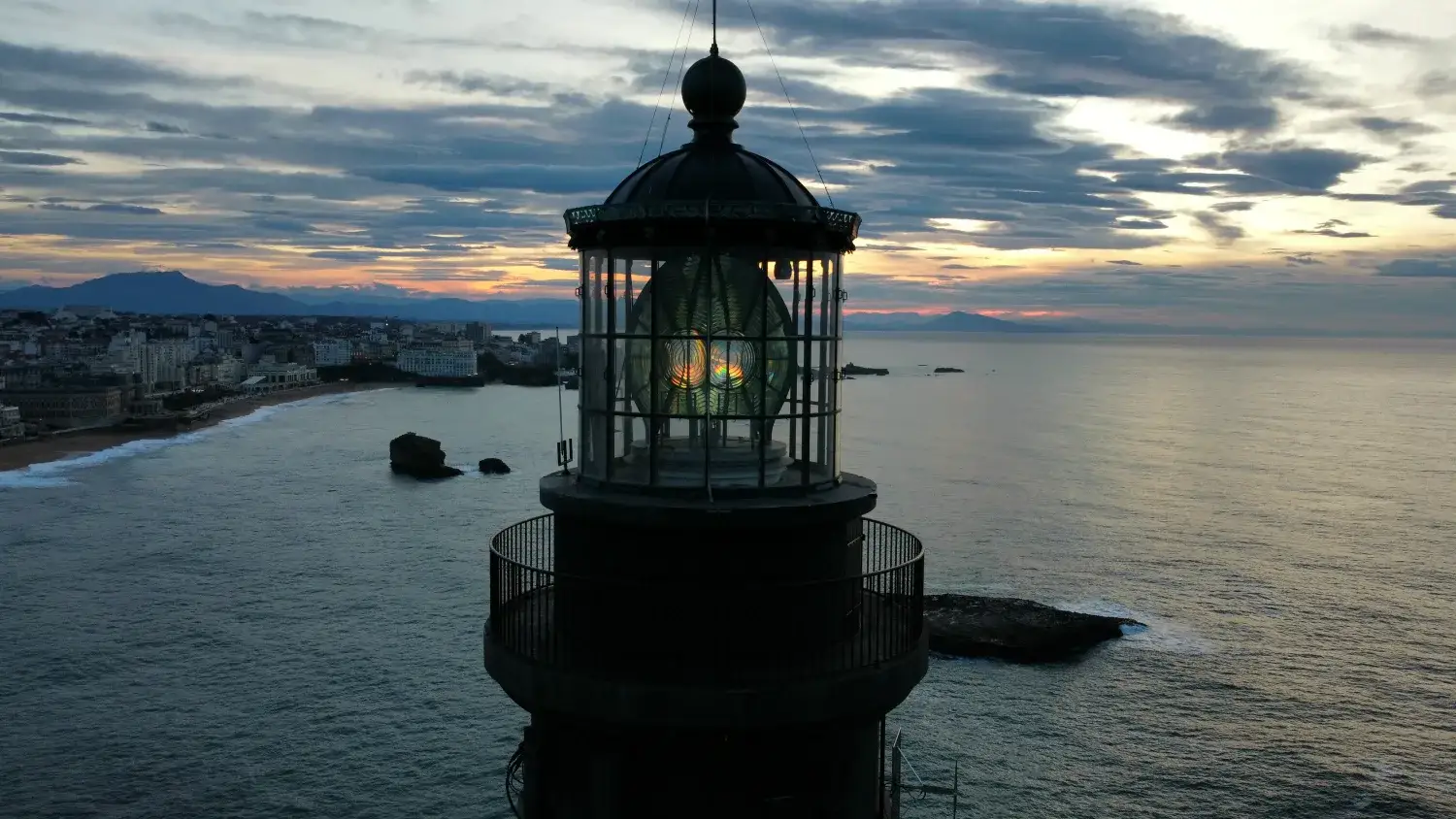 Le phare de Biarritz au-dessus de l'océan, sur la côte basque
