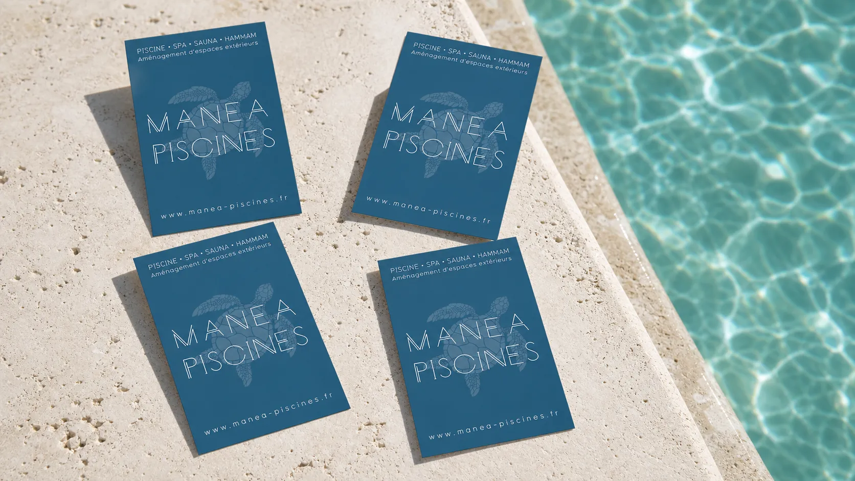 Cartes de visite Manéa Piscines au bord d'une piscine