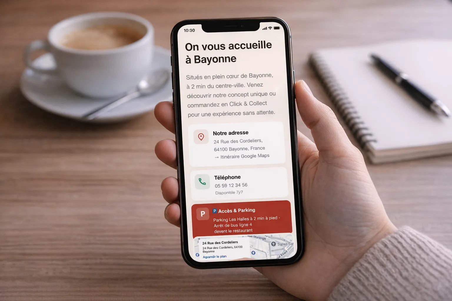 Utilisateur consultant la page contact d’un site internet sur smartphone avec adresse, téléphone et carte