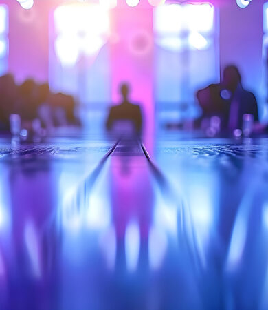 Réunion d’équipe dans une salle de conseil aux lumières néon bleues et roses, symbolisant la modernisation de la communication municipale.