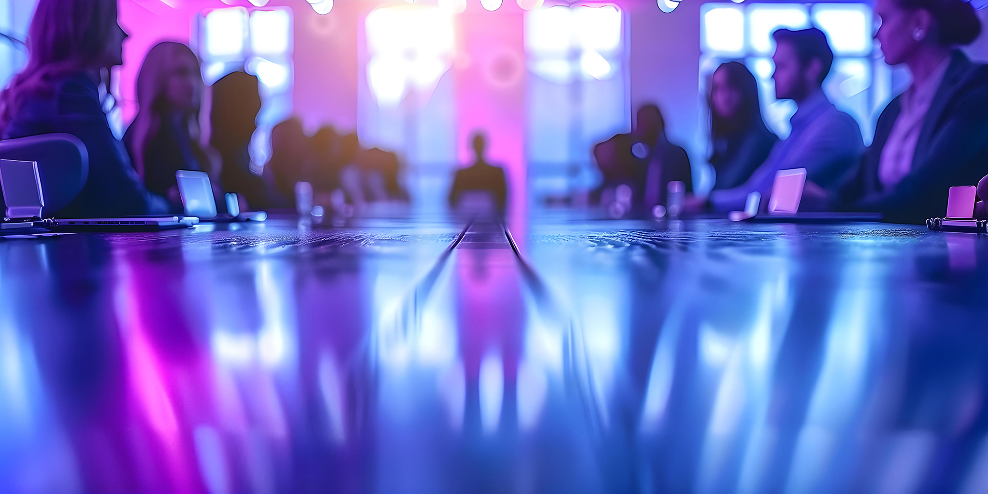 Réunion d’équipe dans une salle de conseil aux lumières néon bleues et roses, symbolisant la modernisation de la communication municipale.